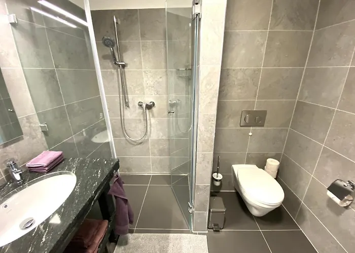 Lilie In Mit Tiefgarage, New And Modern ヘーヴィーズ